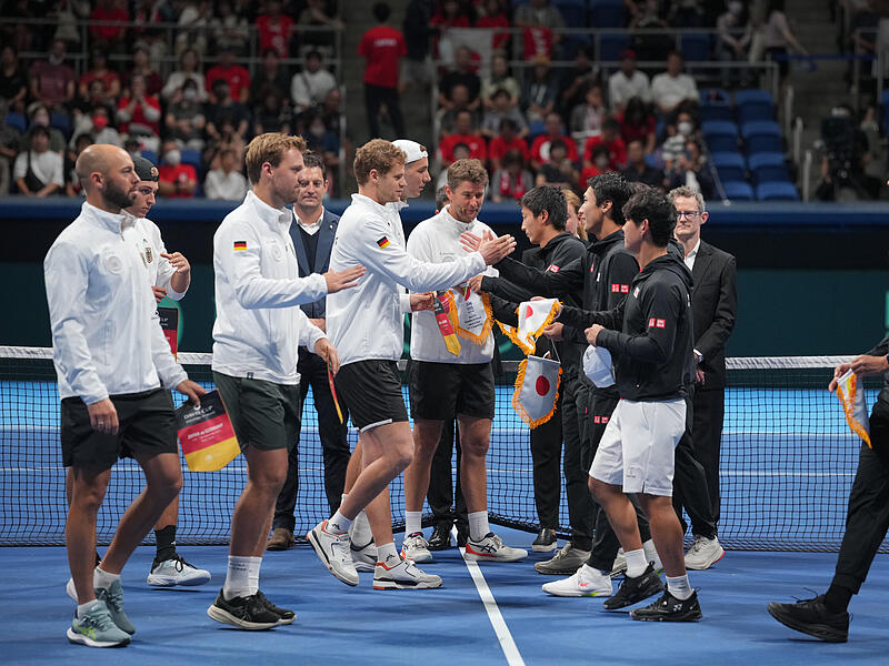 Die deutsche Mannschaft um den Coburger Kevin Krawietz (Dritter von links) hat gegen Japan das Ticket für die Davis-Cup-Endrunde gelöst.