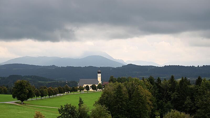 Bedeckter Himmel über Wallfahrtskirche Wilparting