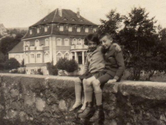 Arnold und Ruth Zeller auf der Br&uuml;cke vorm Alten Rathaus