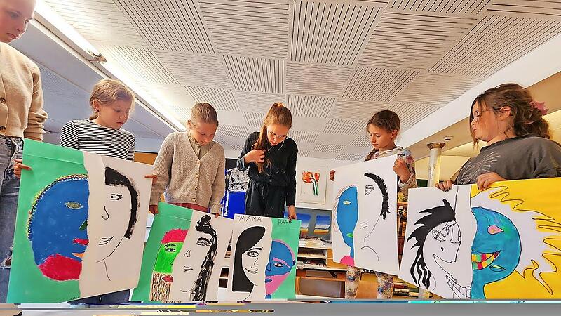 Die Schüler der Jugendkunstschule mit ihren Werken.
