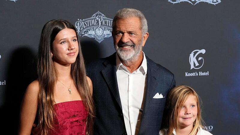 Mel Gibson, Mitte, mit seiner Tochter Lucia, links, und Sohn Lars