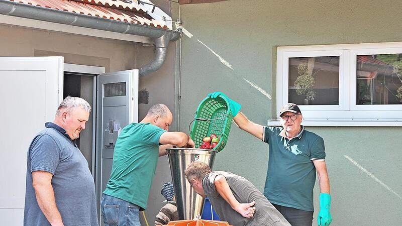 An der Saftpresse (von links): Holger Herbold, Steffen Kandler, Wolfgang Schor und Heinz Rumpel.