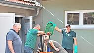 An der Saftpresse (von links): Holger Herbold, Steffen Kandler, Wolfgang Schor und Heinz Rumpel.