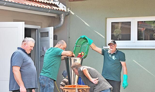 An der Saftpresse (von links): Holger Herbold, Steffen Kandler, Wolfgang Schor und Heinz Rumpel.