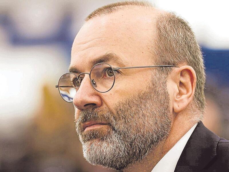 Manfred Weber muss sich gerade des Vorwurfs erwehren, die Brandmauer gegen rechts zu missachten.