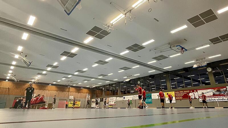 Das Flachdach an der Dreifachturnhalle Römershag muss saniert werden: Kosten: Rund 70.000 Euro.