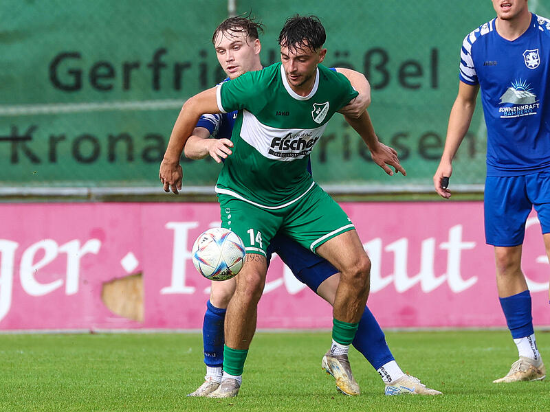 Hirschaids Sandro Duemig (blau) sitzt dem Friesener Torschützen Lennard Guthe bei der Ballannahme im Nacken.