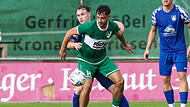 Hirschaids Sandro Duemig (blau) sitzt dem Friesener Torschützen Lennard Guthe bei der Ballannahme im Nacken.