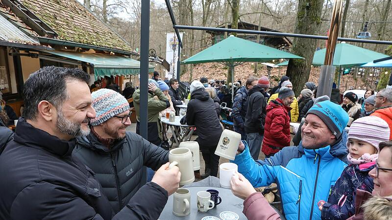 Anstoßen im Februar. Viele kamen zum ersten Forchheimer WinterzauberForchheim & Fränkische Schweiz Anstoßen im Februar. Viele kamen zum ersten Forchheimer WinterzauberForchheim & Fränkische Schweiz