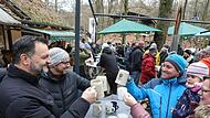 Anstoßen im Februar. Viele kamen zum ersten Forchheimer WinterzauberForchheim & Fränkische Schweiz