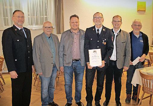 Seit 40 Jahren stellt er sich in den Dienst der Feuerwehr Ober-/Unterzettlitz: Erster Kommandant Kurt Lanzendörfer (Vierter von links) wurde für 40-jährige Treue mit einer staatlichen Auszeichnung geehrt. Mit ihm freuten sich Zweiter Vorsitzender ... Seit 40 Jahren stellt er sich in den Dienst der Feuerwehr Ober-/Unterzettlitz: Erster Kommandant Kurt Lanzendörfer (Vierter von links) wurde für 40-jährige Treue mit einer staatlichen Auszeichnung geehrt. Mit ihm freuten sich Zweiter Vorsitzender ...