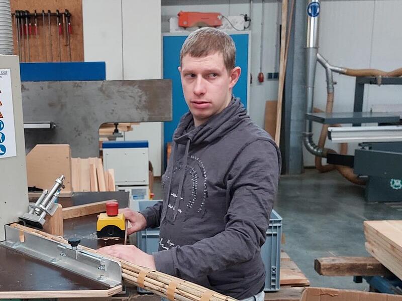 André Murawski in seiner Arbeitsstelle der Benedikt-Menni-Werkstatt der Barmherzigen Brüder in Gremsdorf (Kreis Erlangen-Höchstadt).Forchheim & Fränkische Schweiz André Murawski in seiner Arbeitsstelle der Benedikt-Menni-Werkstatt der Barmherzigen Brüder in Gremsdorf (Kreis Erlangen-Höchstadt).Forchheim & Fränkische Schweiz