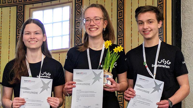 Die Bad Kissinger Jack-Steinberger-Gymnasiasten Natalie Nieten (von links), Letizia Albert und Dominik Freitag waren mit ihrer Suche nach Leben auf zwei Exoplaneten die Gewinner in der Kategorie Geo- und Raumwissenschaft