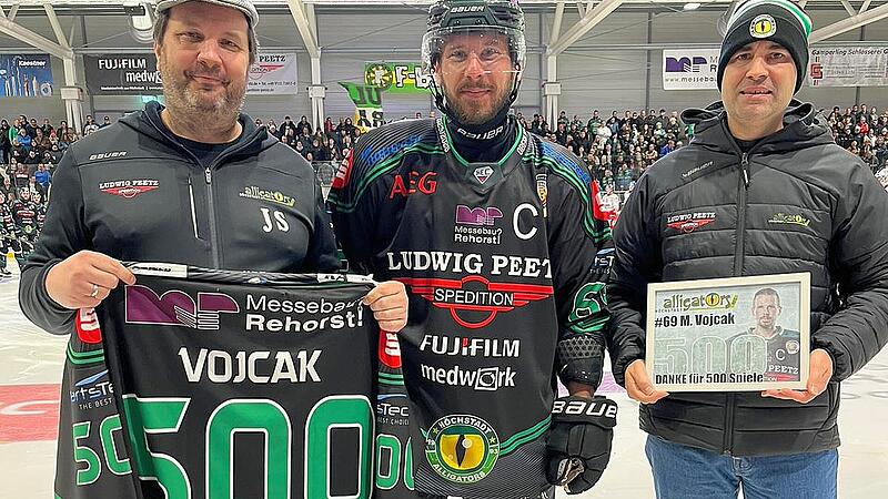 Kurz nach seinem Jubil&auml;um beschenkt Martin Vojcak (Mitte) sich und seine Alligators mit dem Zusatzpunkt gegen F&uuml;ssen.