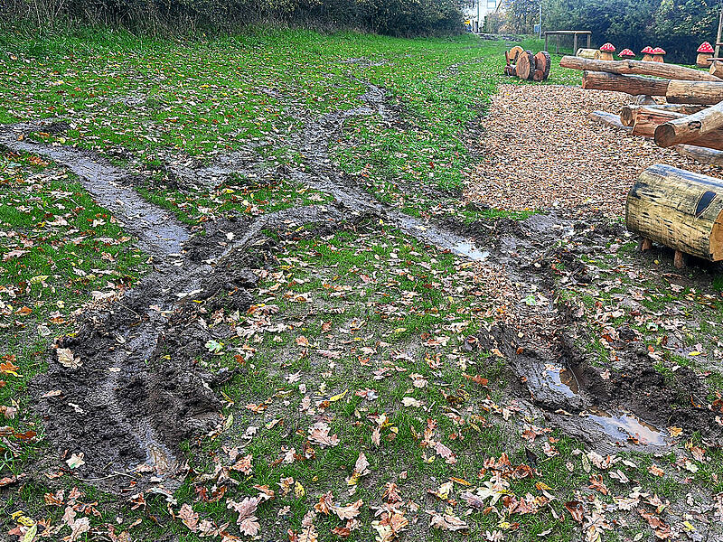 Naturspielplatz Coburg Scheuerfeld Wiese demoliert Naturspielplatz Coburg Scheuerfeld Wiese demoliert