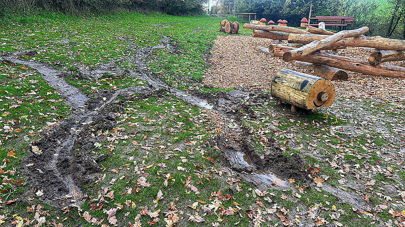 Naturspielplatz Coburg Scheuerfeld Wiese demoliert
