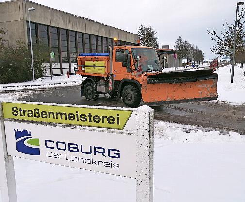 R&uuml;ckkehr zum Boxenstopp in der Kreisstra&szlig;enmeisterei: Die Einsatzfahrzeuge des Landkreises Coburg waren den ganzen Freitag unterwegs, um die letzten Schneematsch-Reste von den Kreisstra&szlig;en zu entfernen.