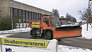 R&uuml;ckkehr zum Boxenstopp in der Kreisstra&szlig;enmeisterei: Die Einsatzfahrzeuge des Landkreises Coburg waren den ganzen Freitag unterwegs, um die letzten Schneematsch-Reste von den Kreisstra&szlig;en zu entfernen.