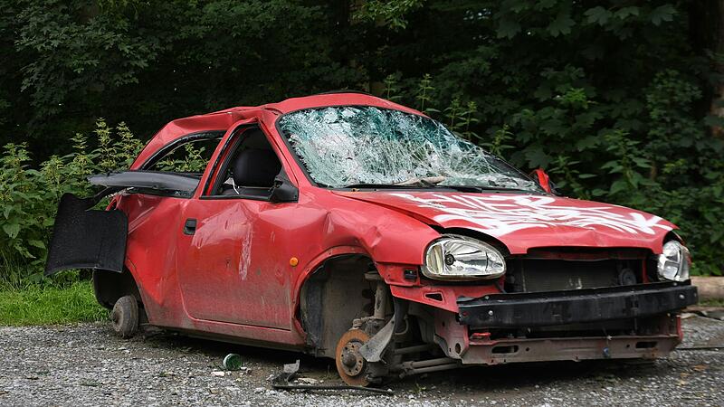Dieses Auto stand fast ein halbes Jahr auf einem Parkplatz an der Autobahnauffahrt Helmstadt im Landkreis W&uuml;rzburg und wurde dann durch das Kommunalunternehmen Team Orange entsorgt.&nbsp;