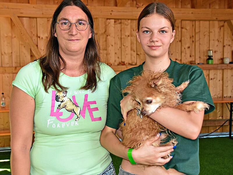Angelika Enzmann und ihre Tochter Lie mit Dauerpflegehund Robby.