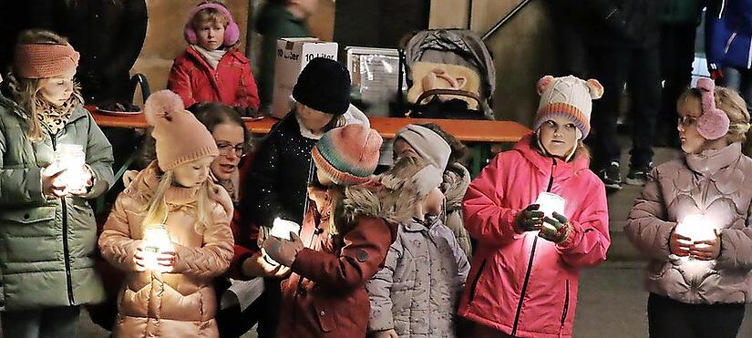 Die Kinder der Kita-Zeit beim Auftritt zum Weismainer Adventseinläuten Die Kinder der Kita-Zeit beim Auftritt zum Weismainer Adventseinläuten