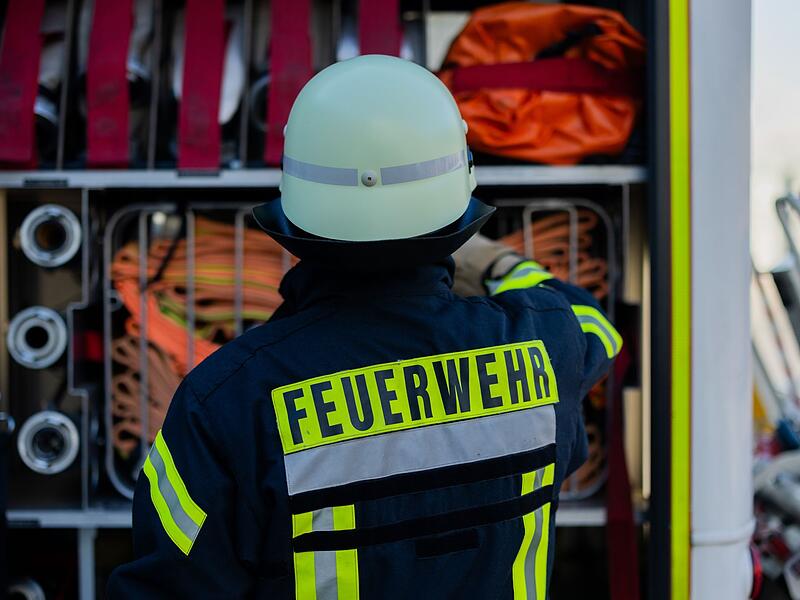 Feuerwehrmann am Einsatzfahrzeug