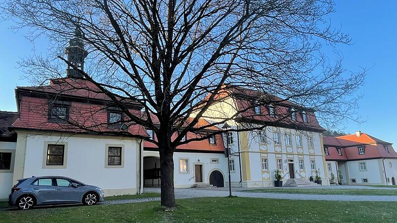 Die &bdquo;Verwaltungsgemeinschaft Ebelsbach&ldquo; ist in einem Teilgeb&auml;ude des Schlosses Gleisenau untergebracht. In den letzten Jahren wurden umfassende Sanierungsarbeiten im Innern und im EDV-Bereich durchgef&uuml;hrt und auch die Au&szlig;enansicht ist gelungen.