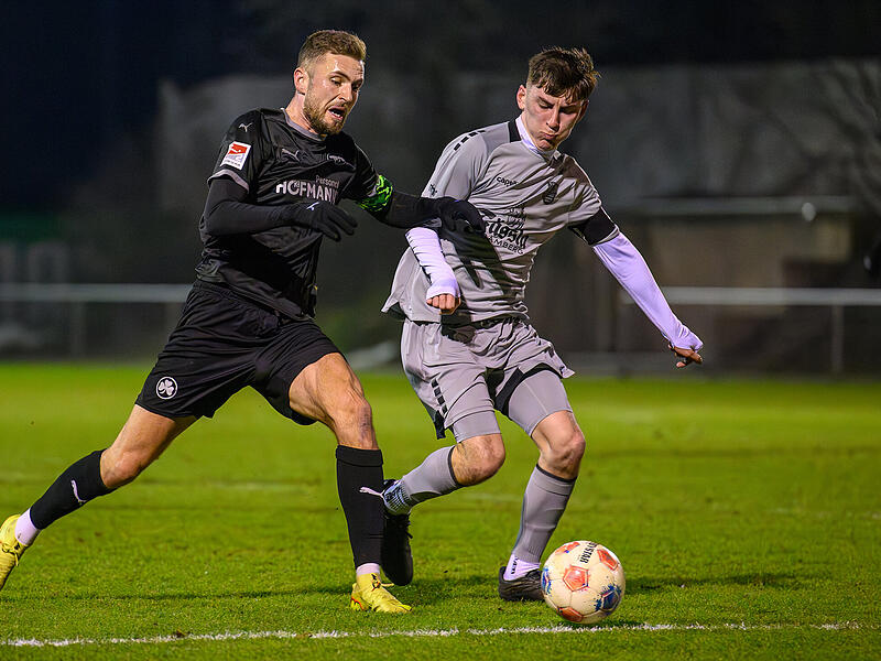 Gegen die F&uuml;rther Zweitligaprofis um Dennis Srbeny (links) war der FC Eintracht Bamberg vor sechs Wochen chancenlos. Besser lief es f&uuml;r Luca Auer und die Domreiter im Testvergleich mit der U19 des Kleeblatts.