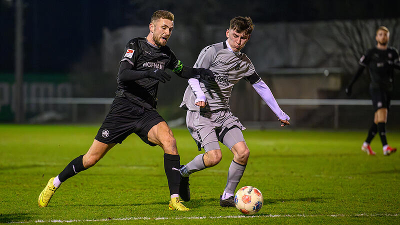 Gegen die F&uuml;rther Zweitligaprofis um Dennis Srbeny (links) war der FC Eintracht Bamberg vor sechs Wochen chancenlos. Besser lief es f&uuml;r Luca Auer und die Domreiter im Testvergleich mit der U19 des Kleeblatts.