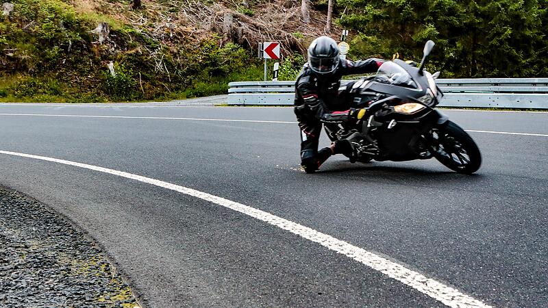 Waghalsige Man&ouml;ver sieht man auf der Strecke zwischen Schauberg und Jagdshof oft &ndash; doch den Beh&ouml;rden sind die H&auml;nde gebunden.