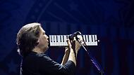 Kein Konzert ohne das Markenzeichen der Band. Die Hohner Melodica wird auch liebevoll „The Hooter“ – die Tröte genannt. Kein Konzert ohne das Markenzeichen der Band. Die Hohner Melodica wird auch liebevoll „The Hooter“ – die Tröte genannt.