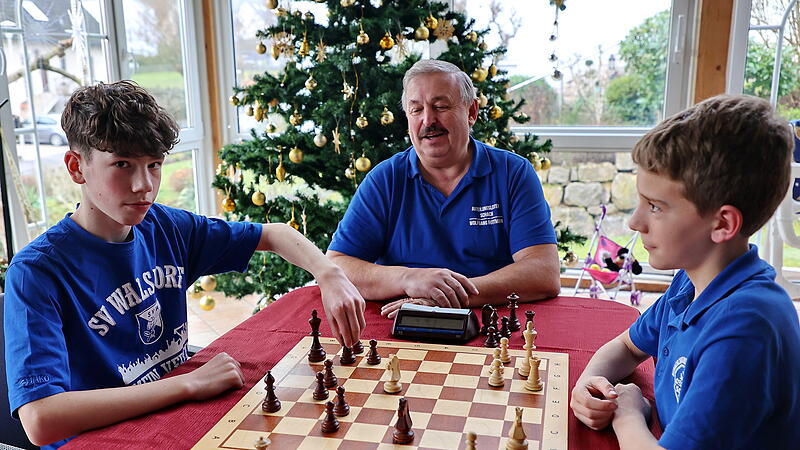 SV Walsdorf Abteilung Schach Er spielt leidenschaftlich gern Schach und konnte auch jede Menge Jugendliche mit seiner Leidenschaft anstecken: Wolfgang Rottmann (Mitte).