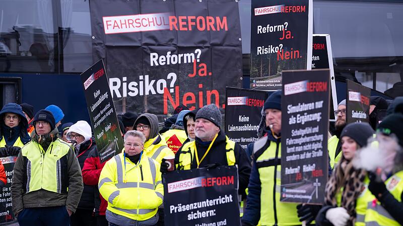 Brandenburger Fahrlehrer protestieren vor dem Landtag Brandenburger Fahrlehrer protestieren vor dem Landtag