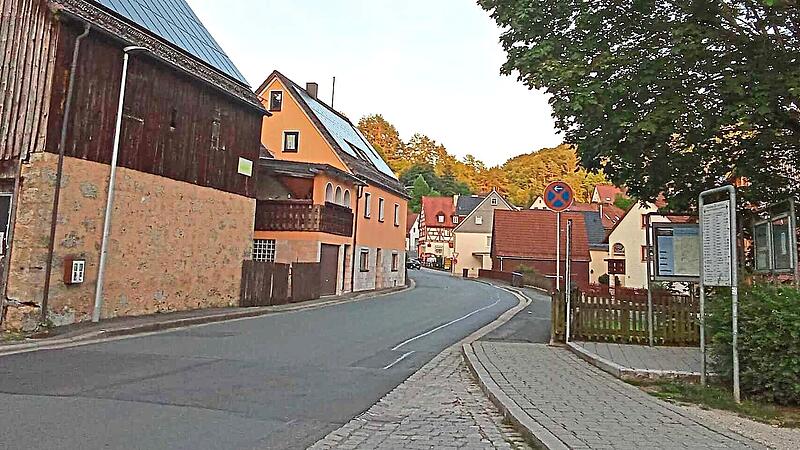 Blick in die Teichstraße in Obertrubach. Die Sanierung der Wasserleitung ist aufwendiger als ursprünglich gedacht.Thomas Weichert Blick in die Teichstraße in Obertrubach. Die Sanierung der Wasserleitung ist aufwendiger als ursprünglich gedacht.Thomas Weichert