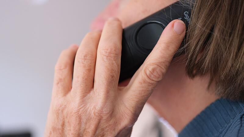 &Auml;lterer Mensch telefoniert