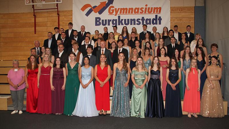 63 Sch&uuml;lerinnen und Sch&uuml;ler haben am Gymnasiums Burgkunstadt das Abitur in der Tasche. Das Foto zeigt sie mit Lehrern und Ehreng&auml;sten.