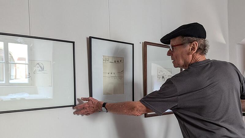 Der Münnerstädter Kurator Georg Seifried (im Bild bei der Vorbereitung der Ausstellung, die am Freitag eröffnet wird) ist auch nach 50 Jahren seinem ehemaligen Lehrer Josef Oberberger noch dankbar. Der Münnerstädter Kurator Georg Seifried (im Bild bei der Vorbereitung der Ausstellung, die am Freitag eröffnet wird) ist auch nach 50 Jahren seinem ehemaligen Lehrer Josef Oberberger noch dankbar.