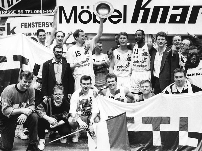 Die Bamberger Pokalsieger 1992: Peter Cole ist links von Mike Jackel (mit Pokal) zu sehen.