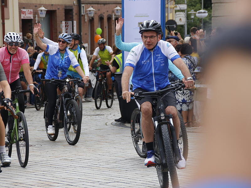 Zieleinfahrt der BR-Radltour 2025 in Hammelburg am MarktplatzZieleinfahrt der BR-Radltour 2025 in Hammelburg am Marktplatz