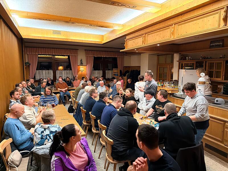 Zahlreiche Interessierte waren zur Gr&uuml;ndung des Vereins Dorfgemeinschaft Kleingesee gekommen.