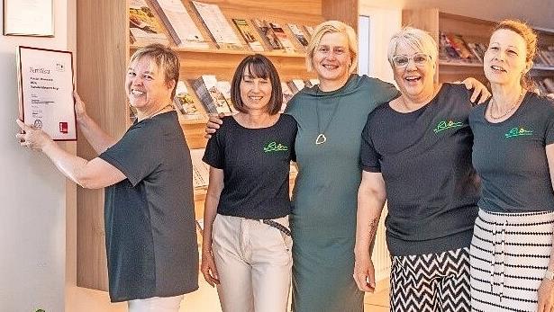 Aufhängen des neuen Zertifikats: (von links) Carmen Zinsler-Maul (TI Kreuzberg), Svea Horn (Bad Neustadt), Jeannette Reich (Abteilungsleitung Service und Vertrieb), Tanja Flatt (TI Oberbach), Swantje Voll (TI Oberbach). Aufhängen des neuen Zertifikats: (von links) Carmen Zinsler-Maul (TI Kreuzberg), Svea Horn (Bad Neustadt), Jeannette Reich (Abteilungsleitung Service und Vertrieb), Tanja Flatt (TI Oberbach), Swantje Voll (TI Oberbach).