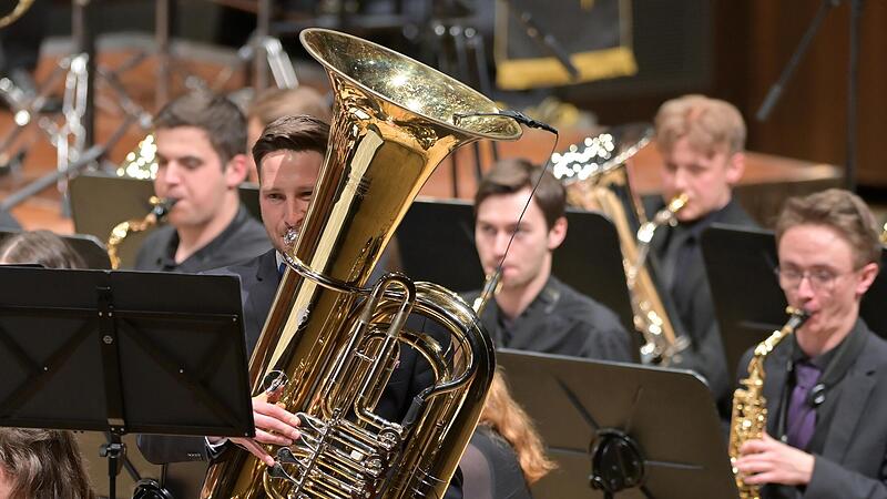 Tubasolist Lukas Maier spielte „Fnugg Blue“, ein Highlight des Abends. Tubasolist Lukas Maier spielte „Fnugg Blue“, ein Highlight des Abends.