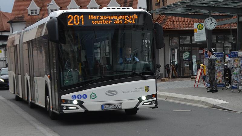 Vor allem Busse sind von den hohen Dieselpreisen betroffen. Vor allem Busse sind von den hohen Dieselpreisen betroffen.