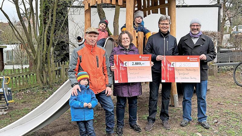 Zwei Spendenschecks konnten zur Spielplatzeinweihung präsentiert werden (v. l.): Spielplatzbauer Jürgen Freiberger, Bürgervereinsvorsitzende Cornelia Pfister, Mathias Polz von der Sparkasse und Rüdiger Frank von Bamberg Service. Zwei Spendenschecks konnten zur Spielplatzeinweihung präsentiert werden (v. l.): Spielplatzbauer Jürgen Freiberger, Bürgervereinsvorsitzende Cornelia Pfister, Mathias Polz von der Sparkasse und Rüdiger Frank von Bamberg Service.