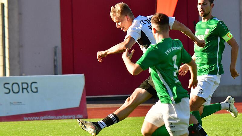 Das Tor zum 1:0: Coburgs Jonas Kirchner (M.) zieht ab, w&auml;hrend die Abtswinder Max Wolf (hinten) und Egor Zelenskij zu sp&auml;t kommen und den Einschlag nicht verhindern k&ouml;nnen.