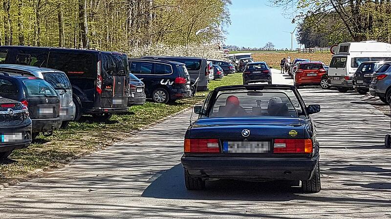 Die Parkplatzsuche gestaltet sich am Felsengarten  in Sanspareil oft schwierig.