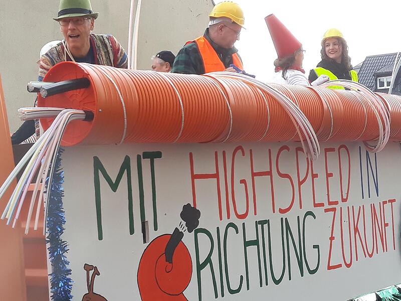 Der schnelle Glasfasernetzausbau war am Sonntagnachmittag (19. Februar) beim Faschingsumzug in Stegaurach das Thema des Gemeindewagens.