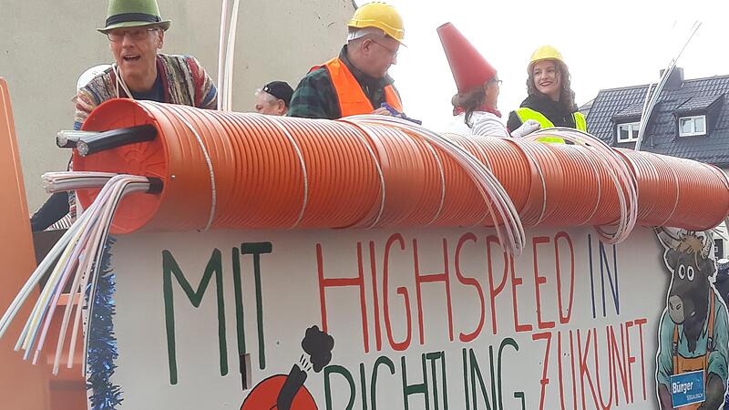 Der schnelle Glasfasernetzausbau war am Sonntagnachmittag (19. Februar) beim Faschingsumzug in Stegaurach das Thema des Gemeindewagens.