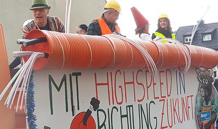 Der schnelle Glasfasernetzausbau war am Sonntagnachmittag (19. Februar) beim Faschingsumzug in Stegaurach das Thema des Gemeindewagens.