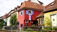 Seit Jahren setzen sich die Mitglieder der „Schutzgemeinschaft Alt-Bamberg e. V.“ für den Erhalt des roten „Häusla“ am Oberen Kaulberg ein – immer wieder mit kreativen Ideen.